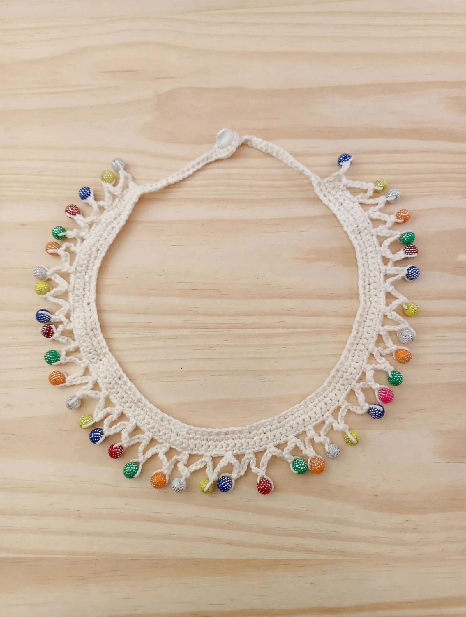 Collar tejido en crochet con abalorios de colores 